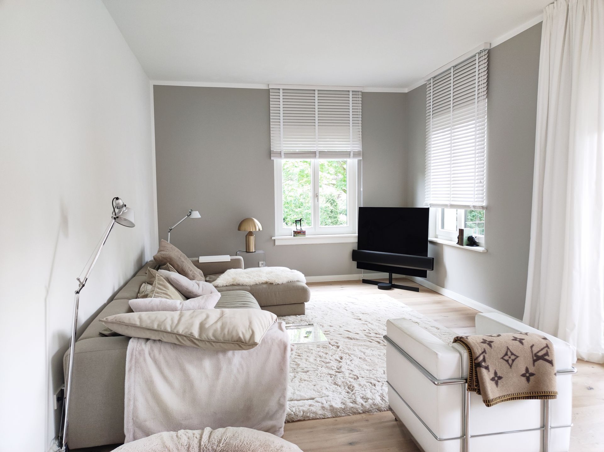 Wohnzimmer, modern, Sofa, Kissen, Decke, Lampen, Jalousien, Holzfußboden, hell, minimalistisch, gemütlich