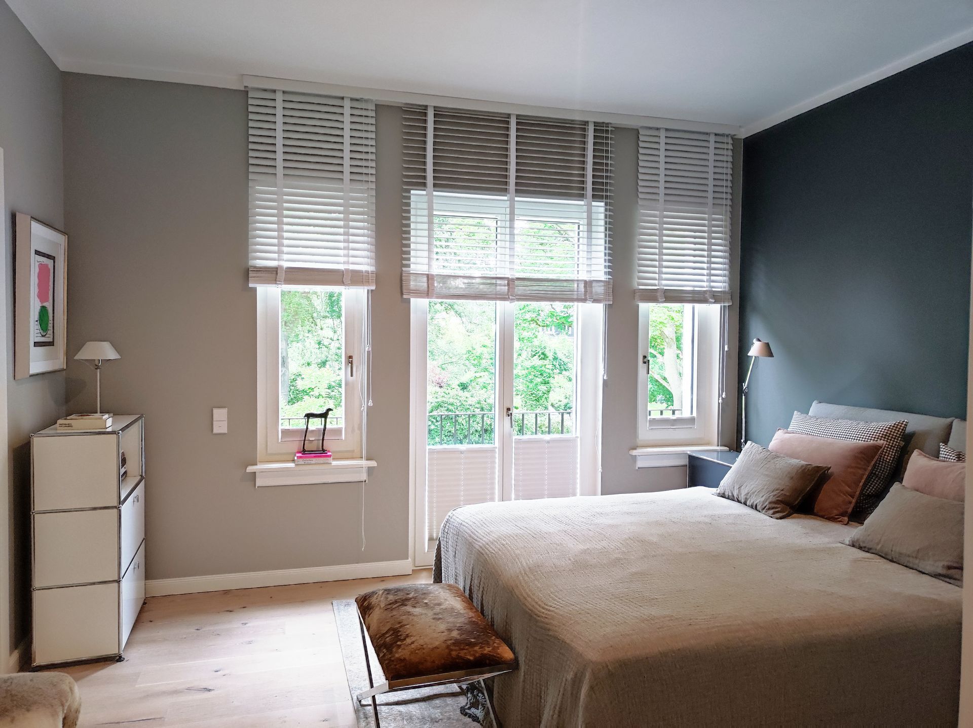 Schlafzimmer, modern, Bett, Kissen, Erdtöne, Jalousien, Fenster, Malerarbeiten, Tageslicht