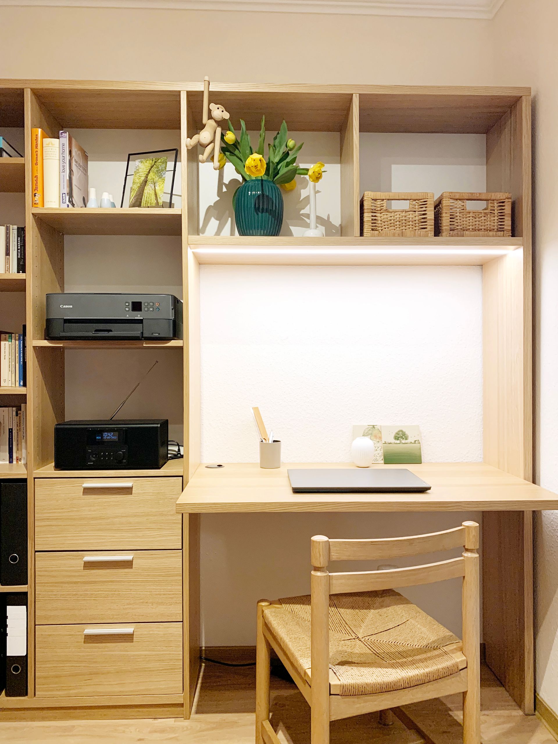 Regalsystem mit Schrankwand, integriertem Schreibtisch, LED-Leiste, Regalfächer, Schubladen, Drehtüren, angenehmes Arbeiten.