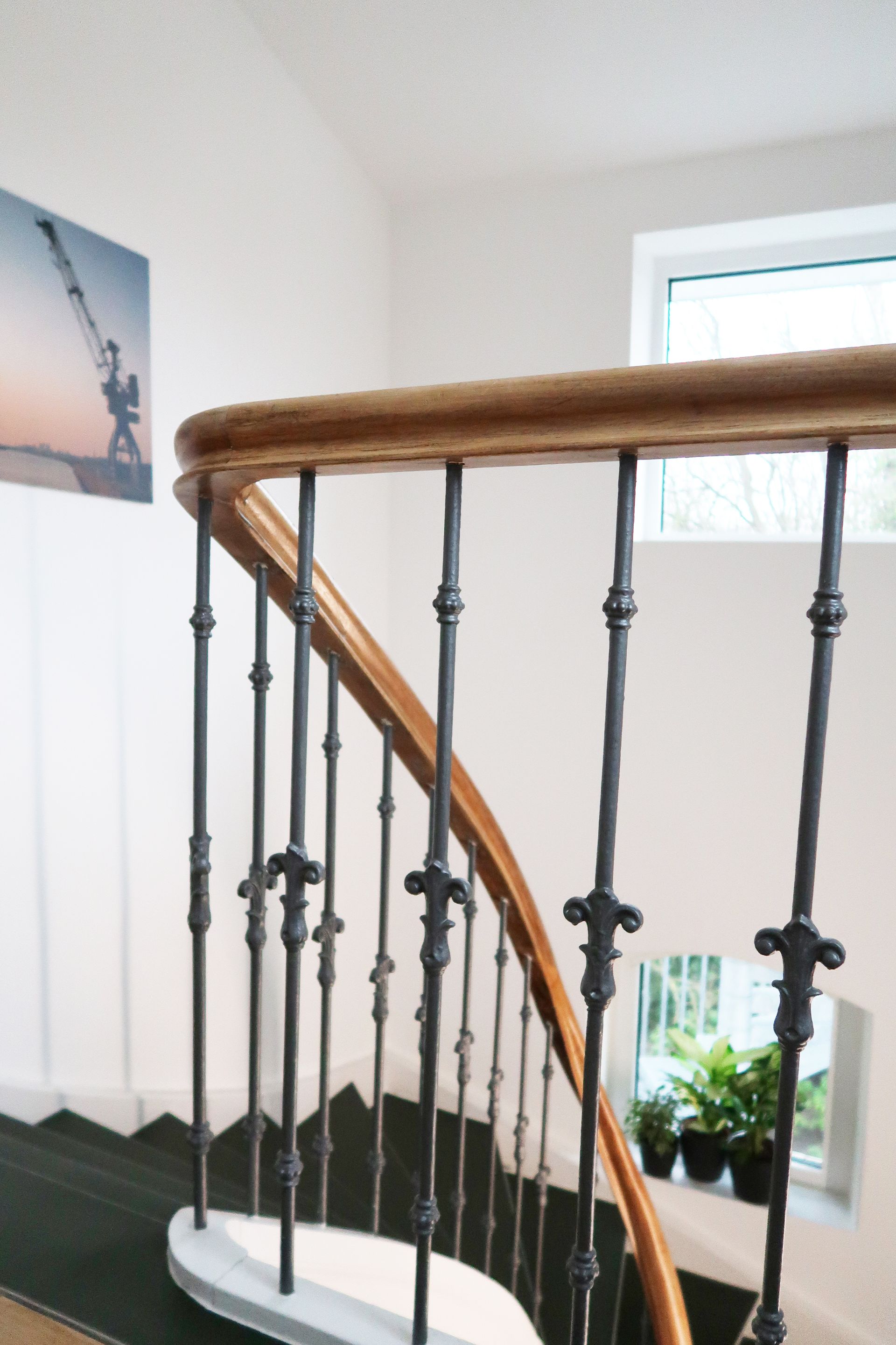 Detailaufnahme Treppengeländer, Handlauf aus Holz, Metallstreben mit Verzierungen