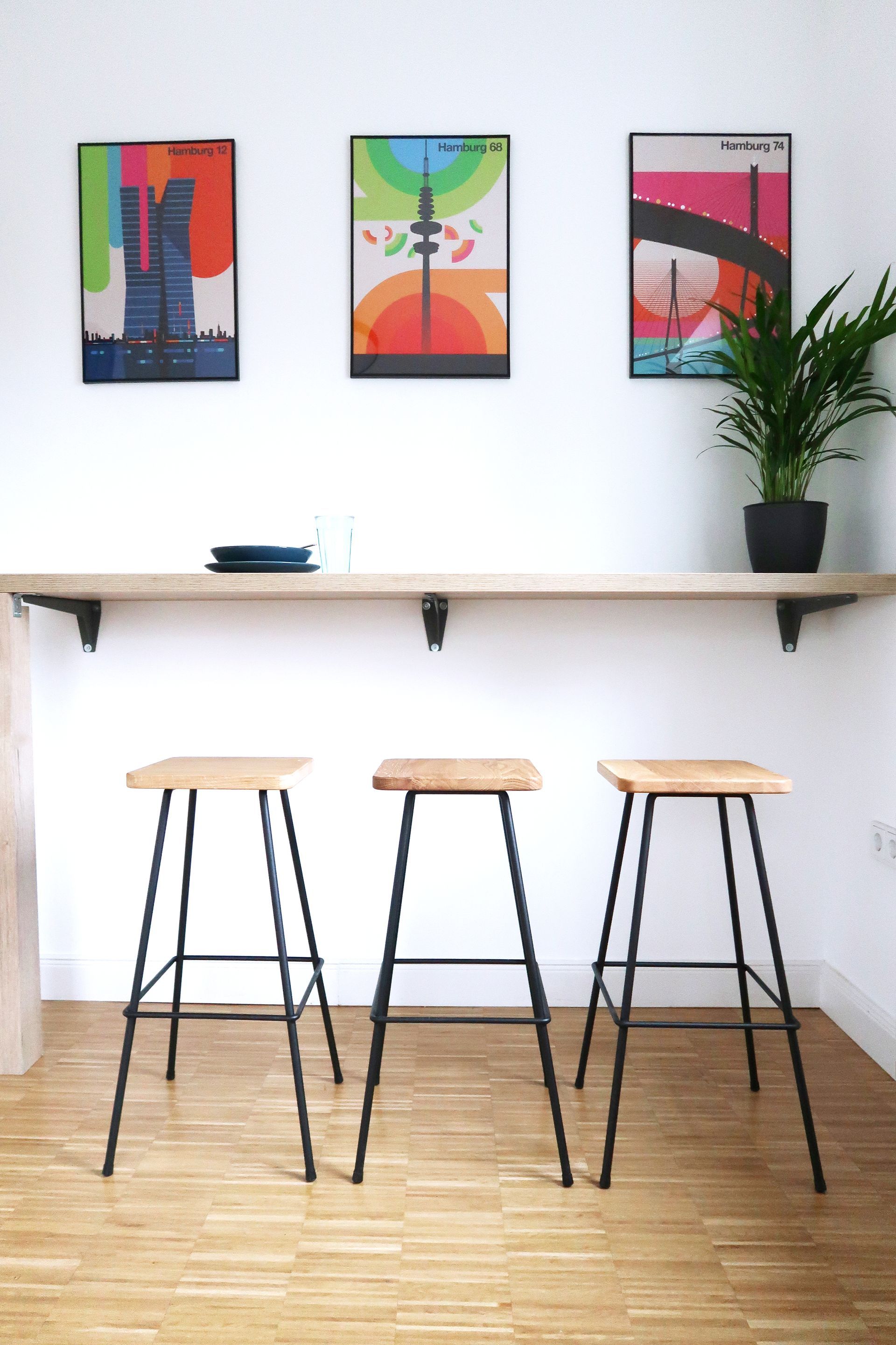 Barbereich mit Barhockern in einem Mitarbeiterraum, Mittagspausen