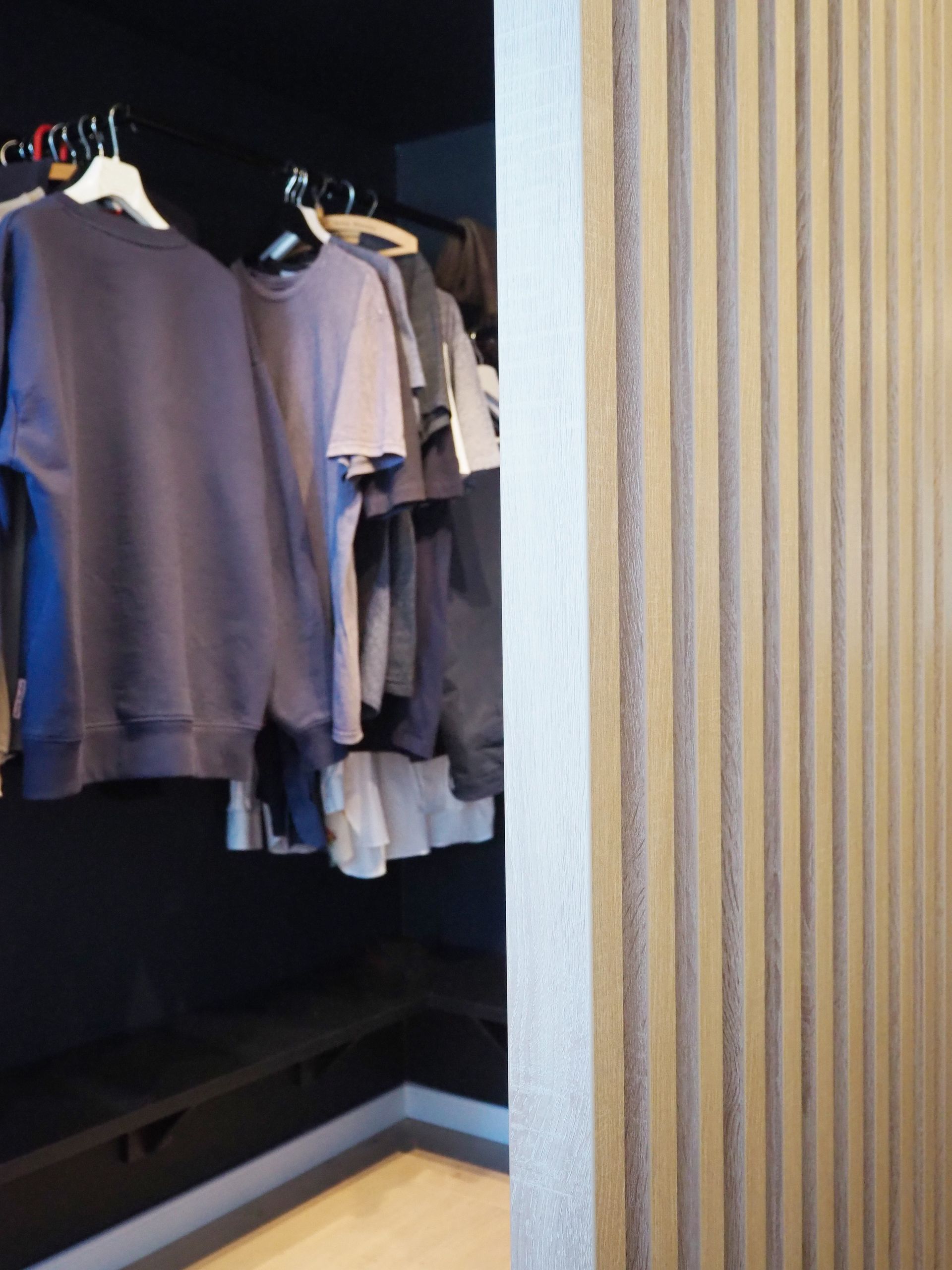 Jugendzimmer, begehbarer Kleiderschrank, Holzlamellen, Raumtrenner