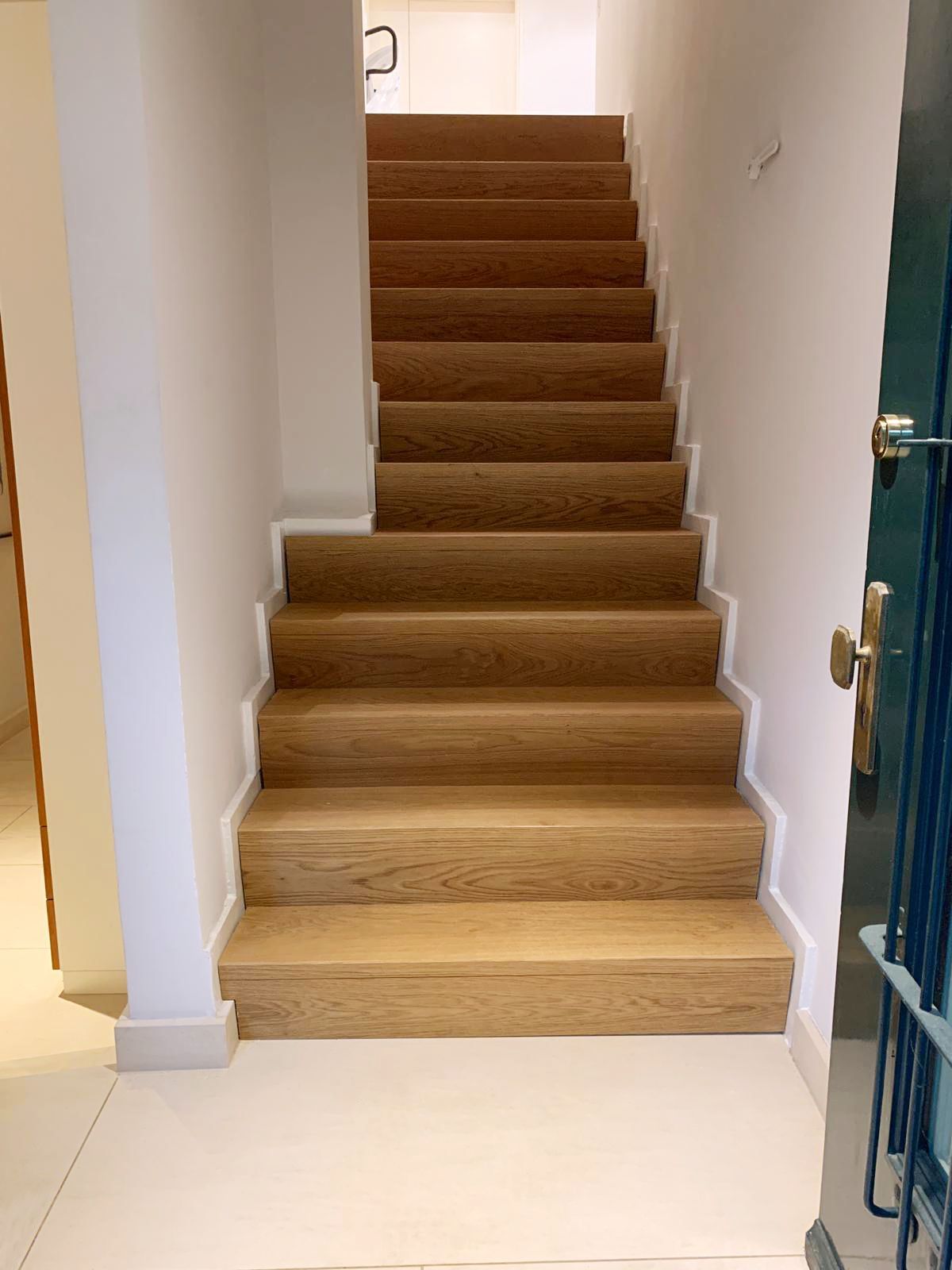 Holztreppe, Treppenbelag, Erneuerung, Haustür, Eingangsbereich, Flur