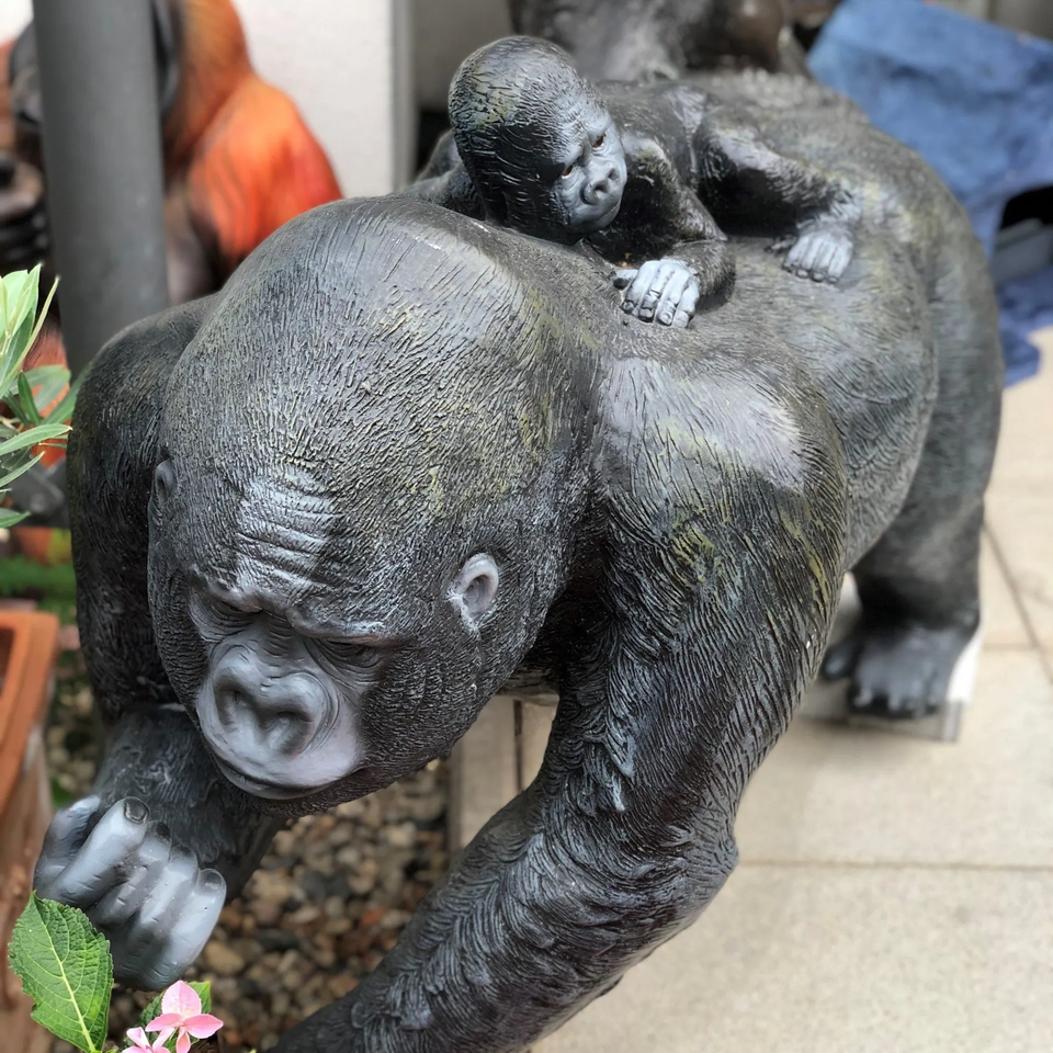 Gorilla Frau mit Kind