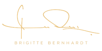 Goldene, kursive Signatur mit der Aufschrift „Brigitte Bernhardt“ auf weißem Hintergrund