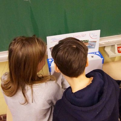 Kinder bei der Abstimmun