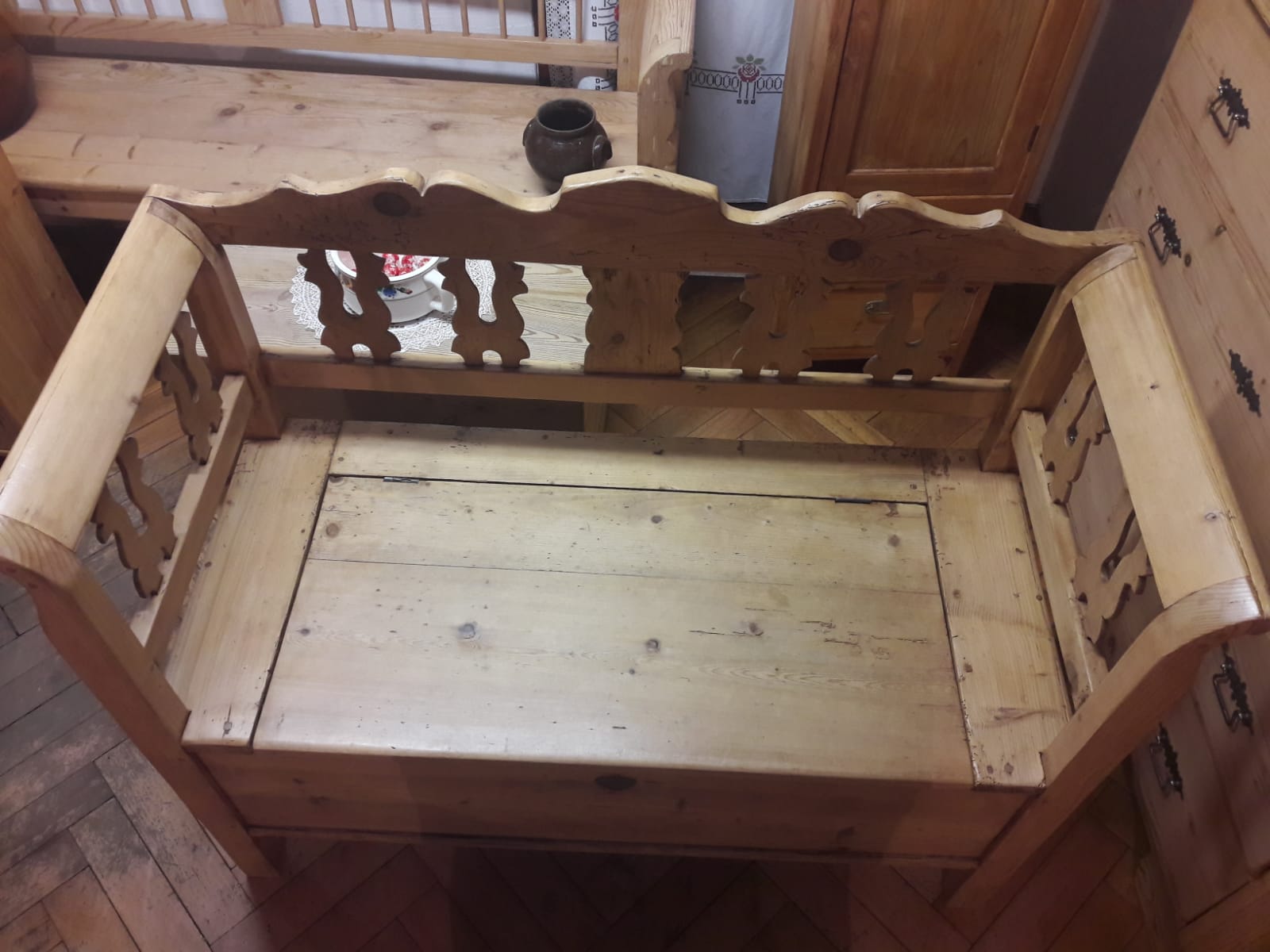 Antike Truhenbänke, Bauernbänke, Stühle