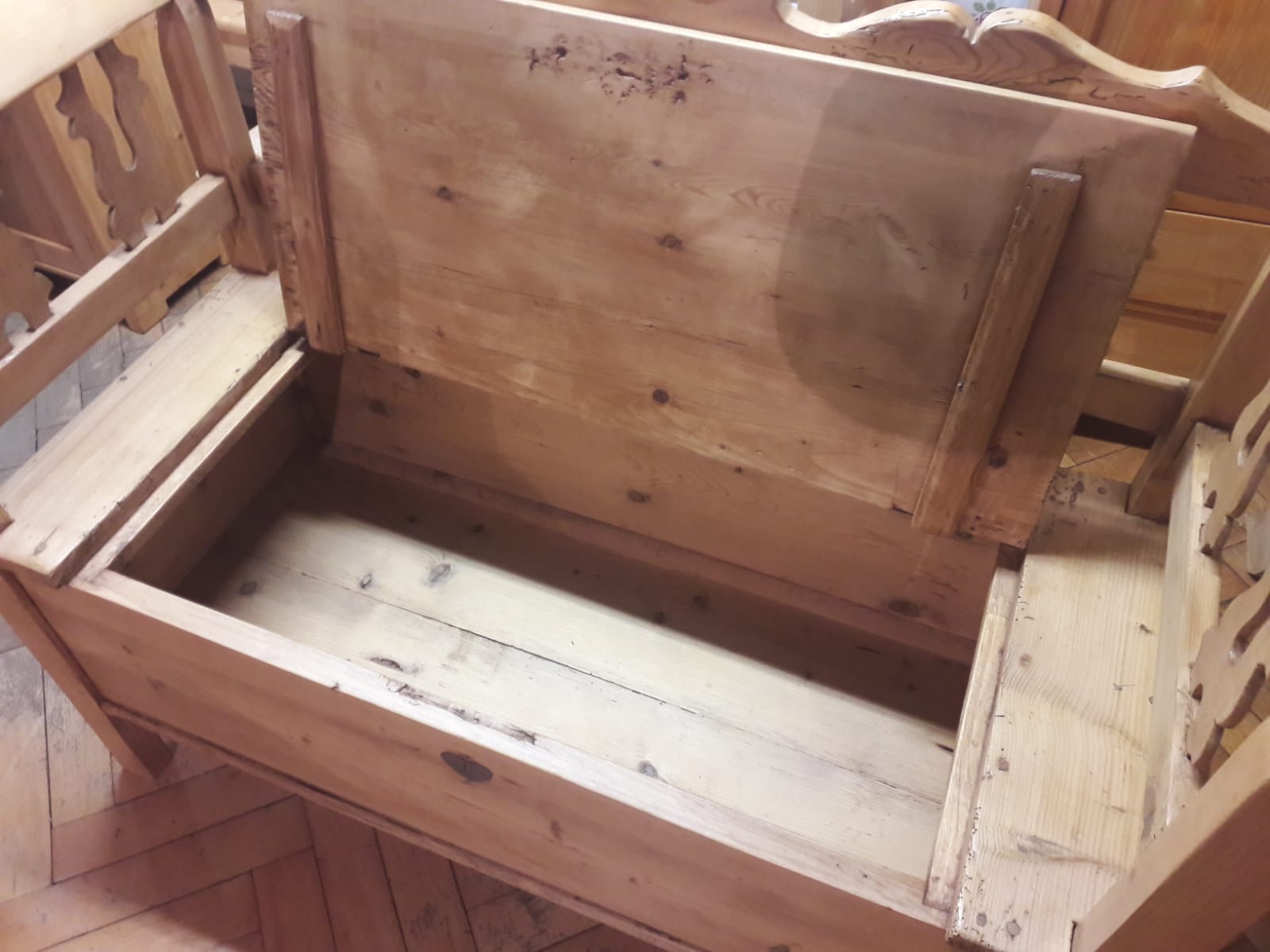 Antike Truhenbänke, Bauernbänke, Stühle