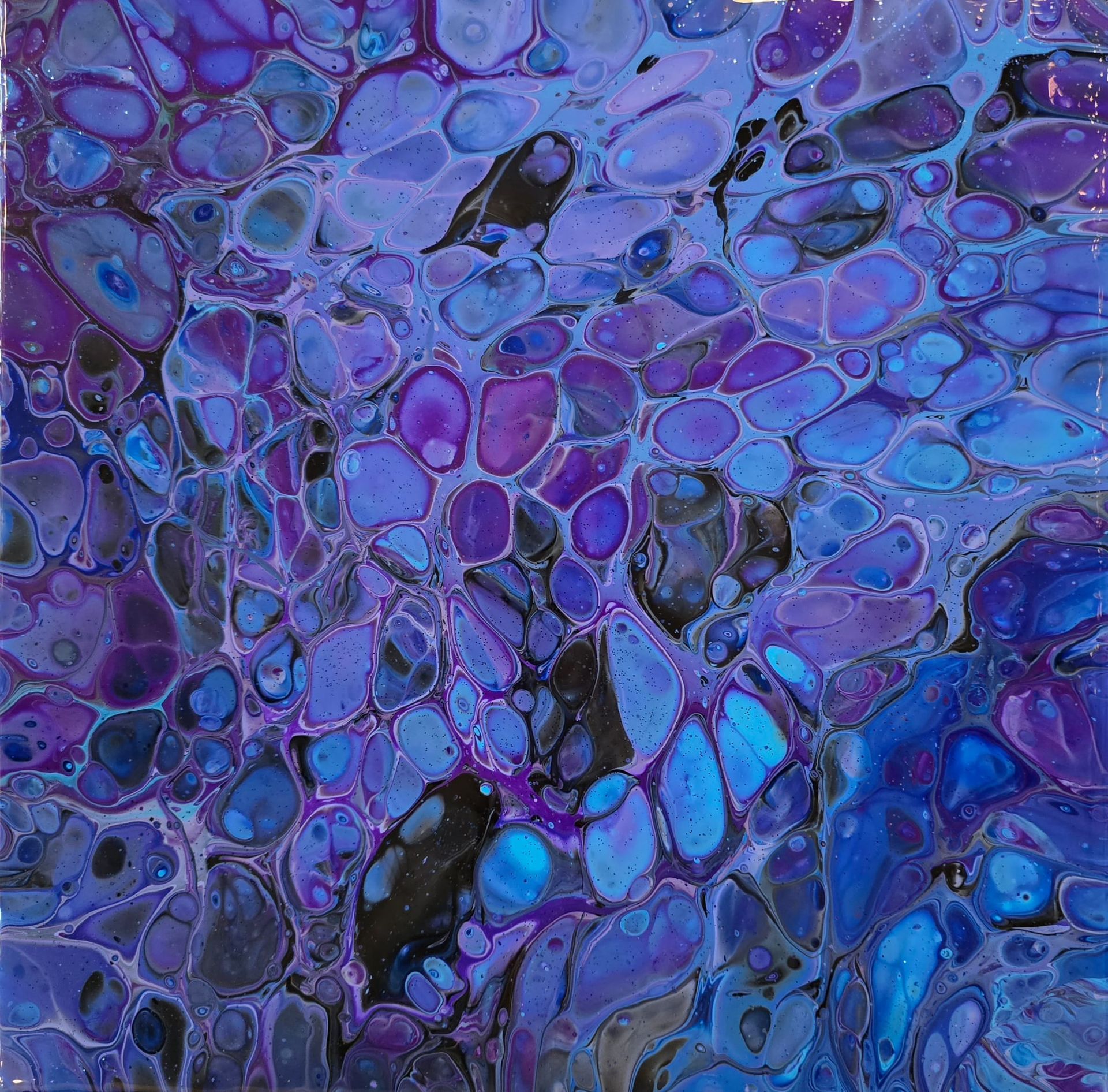 Buntes Kunstwerk in Acrylic Pouring Technik aus einem Kurs der Kunstschule Miraculum in Aurich.