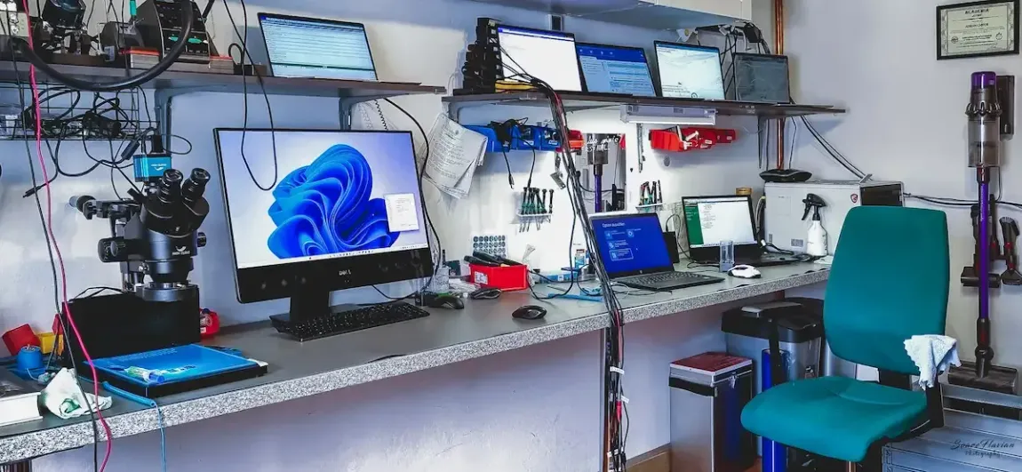 Professioneller Arbeitsplatz mit Lötstation für Board-Level Reparaturen in Kößlarn