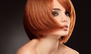 Frau mit rötlich gefärbten Haaren