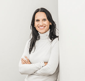 <img src=”Britta-Brechteljpg” alt=”Farbiges Portraitfoto von Britta Brechtel”>