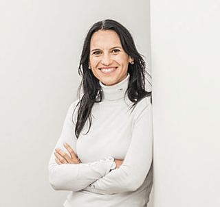 <img src=”Britta-Brechteljpg” alt=”Farbiges Portraitfoto von Britta Brechtel”>