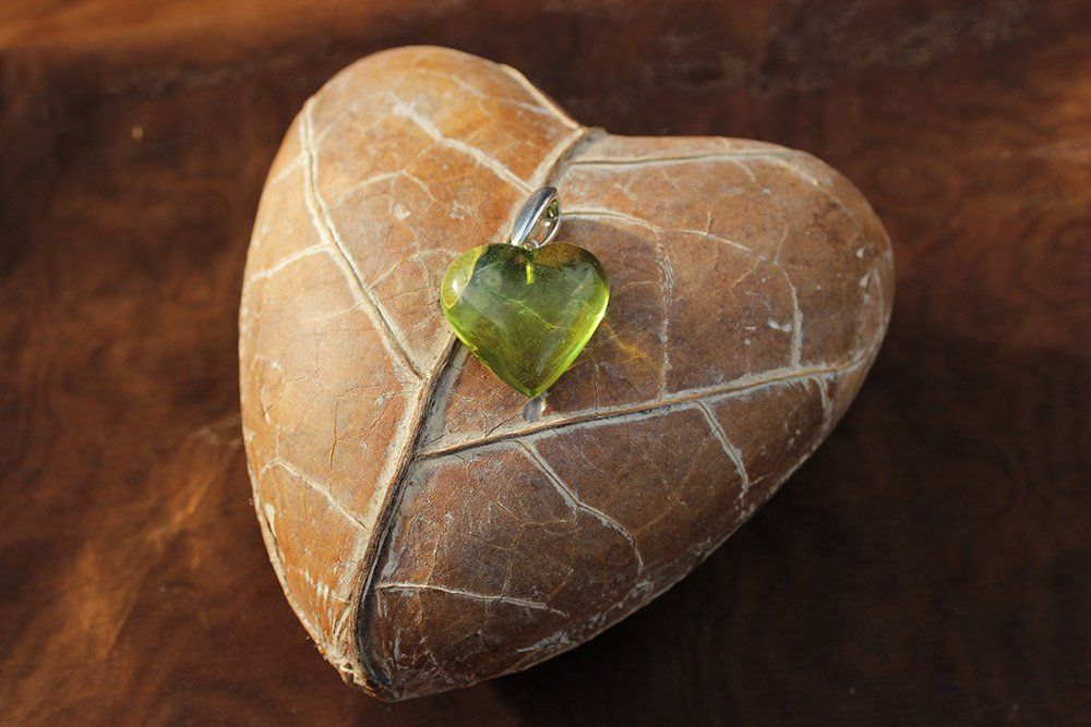 Schmuck aus grünem Bernstein bei Regina Müller in Karlsruhe