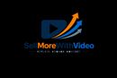 SellMoreWithVideo-Logo mit blauem Wiedergabesymbol und orange-blauen Aufwärtspfeilen auf schwarzem Hintergrund