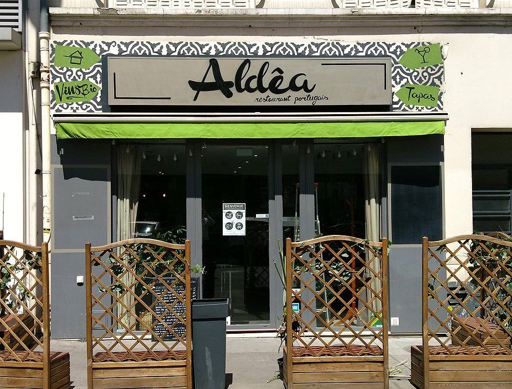 déco d'une enseigne de restaurant aldea