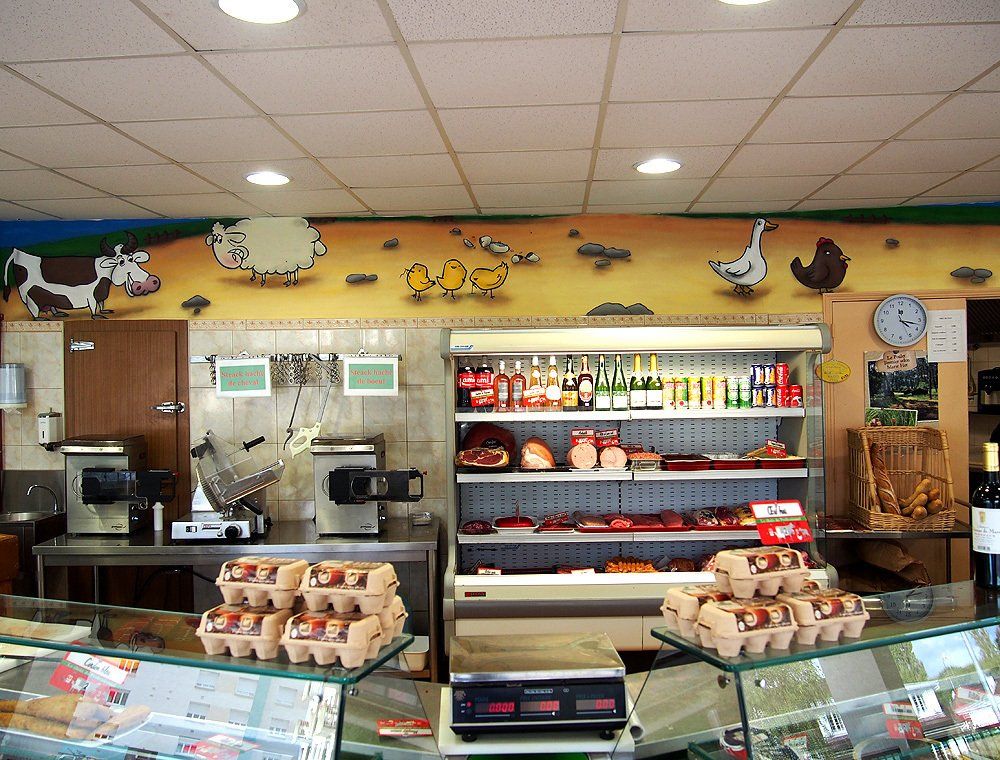 poules  dessinées sur un mur