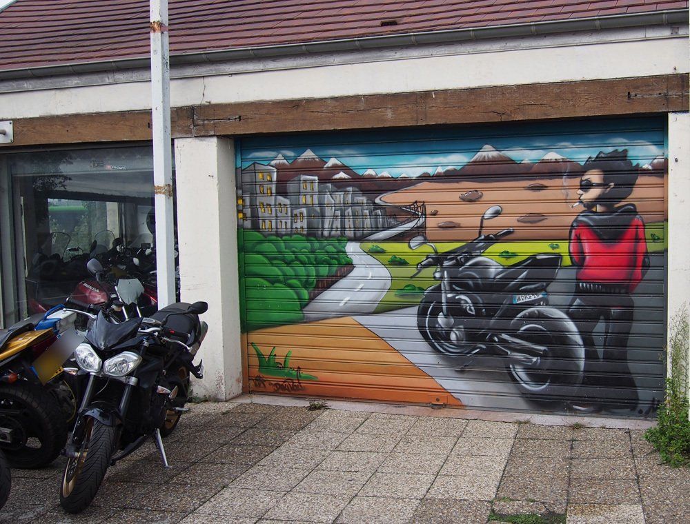 déco d'un store de magasin de moto