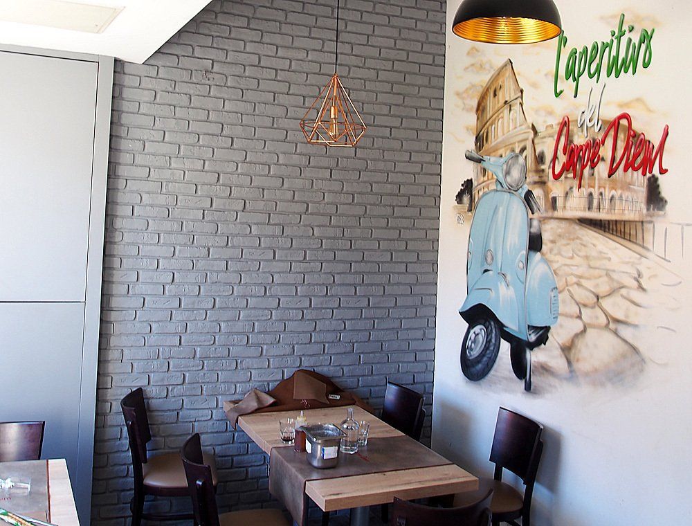 dessin moto italy  sur un mur