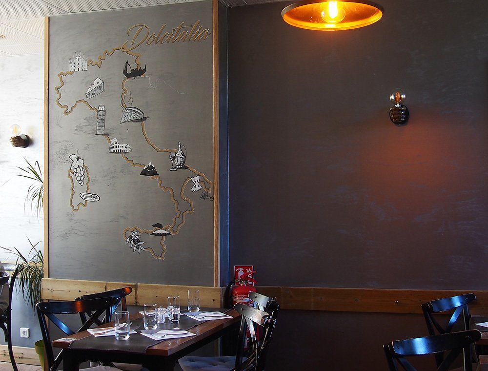 dessin carte italy  sur un mur