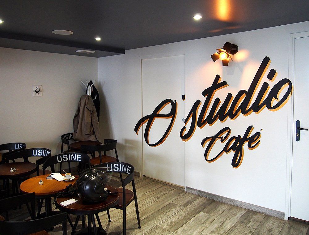 o studio écrit  sur un mur