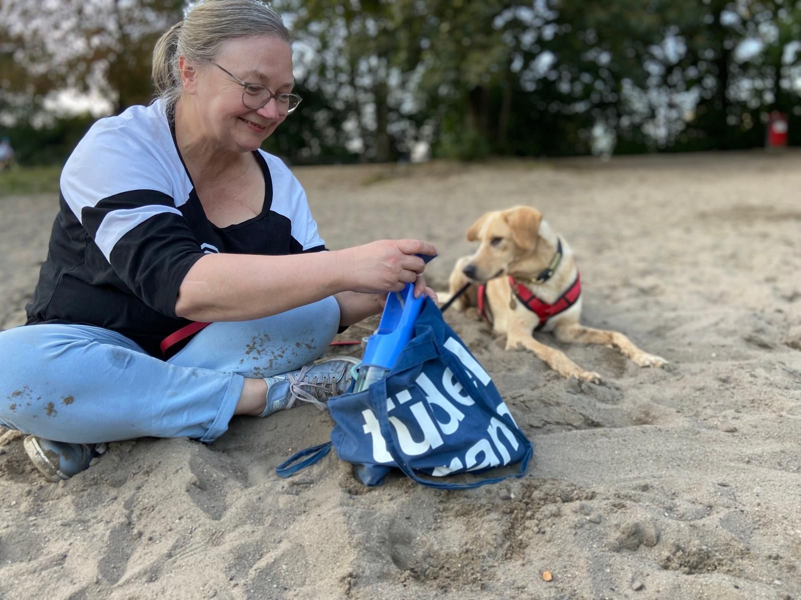 Gesunder Hund frisst aus einem Napf mit frischem Futter