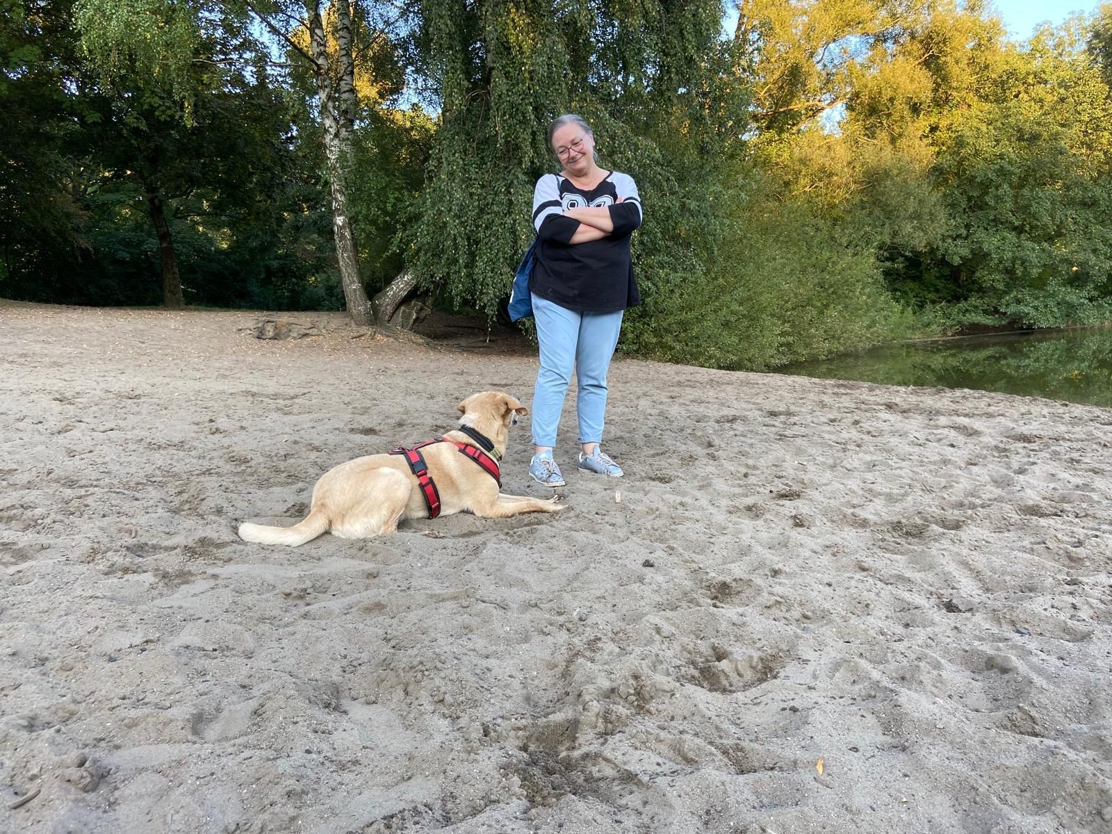 Ernährungsberaterin hält Futterplan für einen Hund