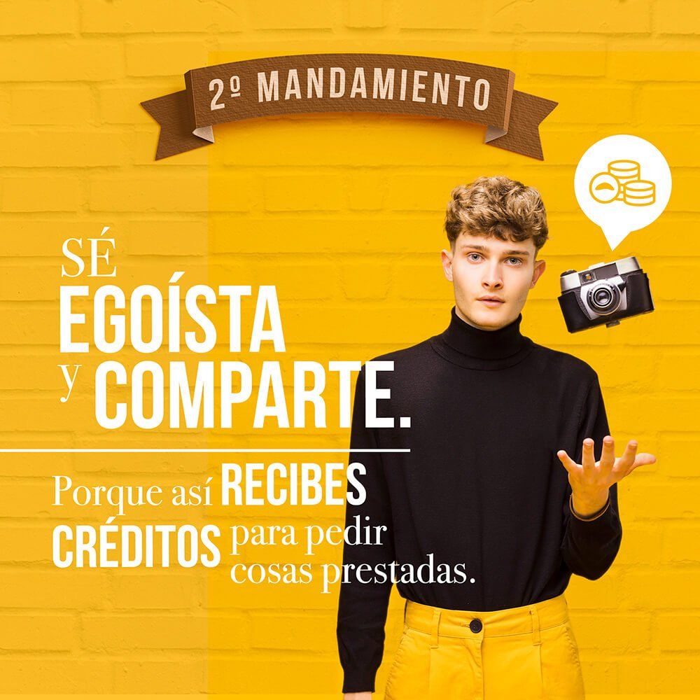 Chico con cámara de fotos.