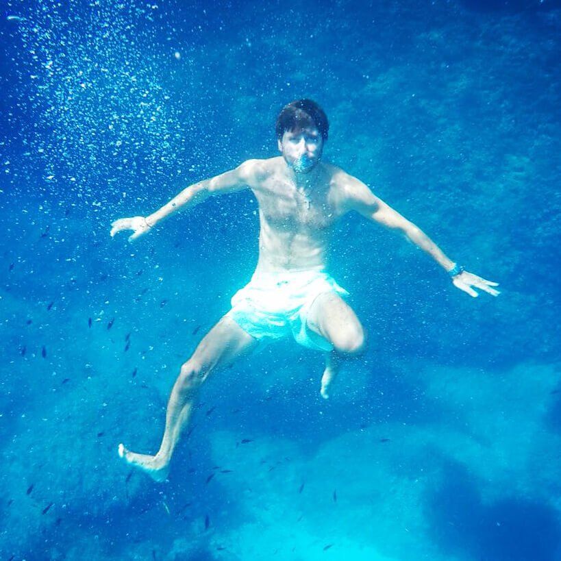 Guillermo Hernández CFO de Flandr buceando