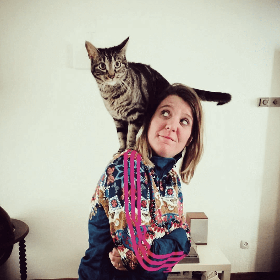 Paula López copy de Flandr con su gato