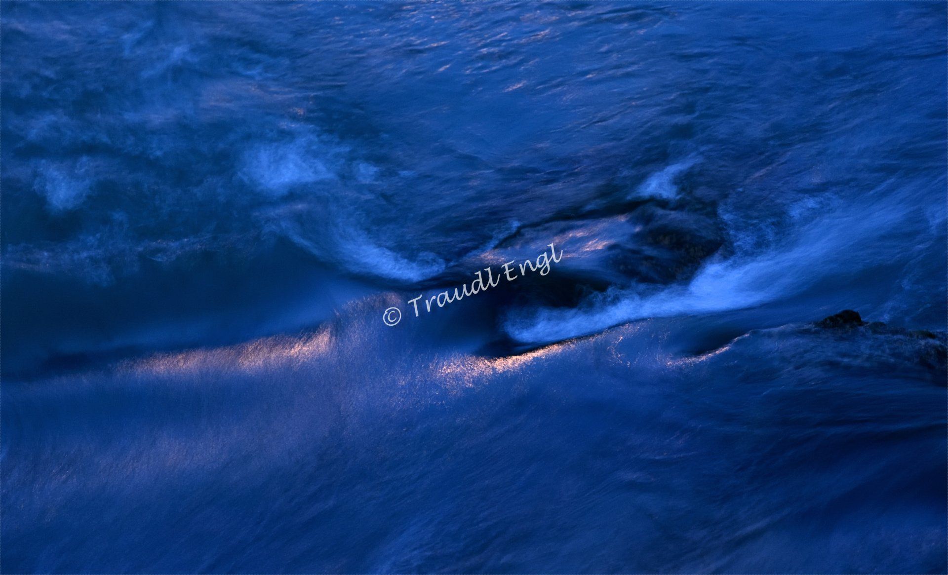 Blaue Stunde, Fließgewässer, Flussschnelle, Flussdetail,  Traudl Engl