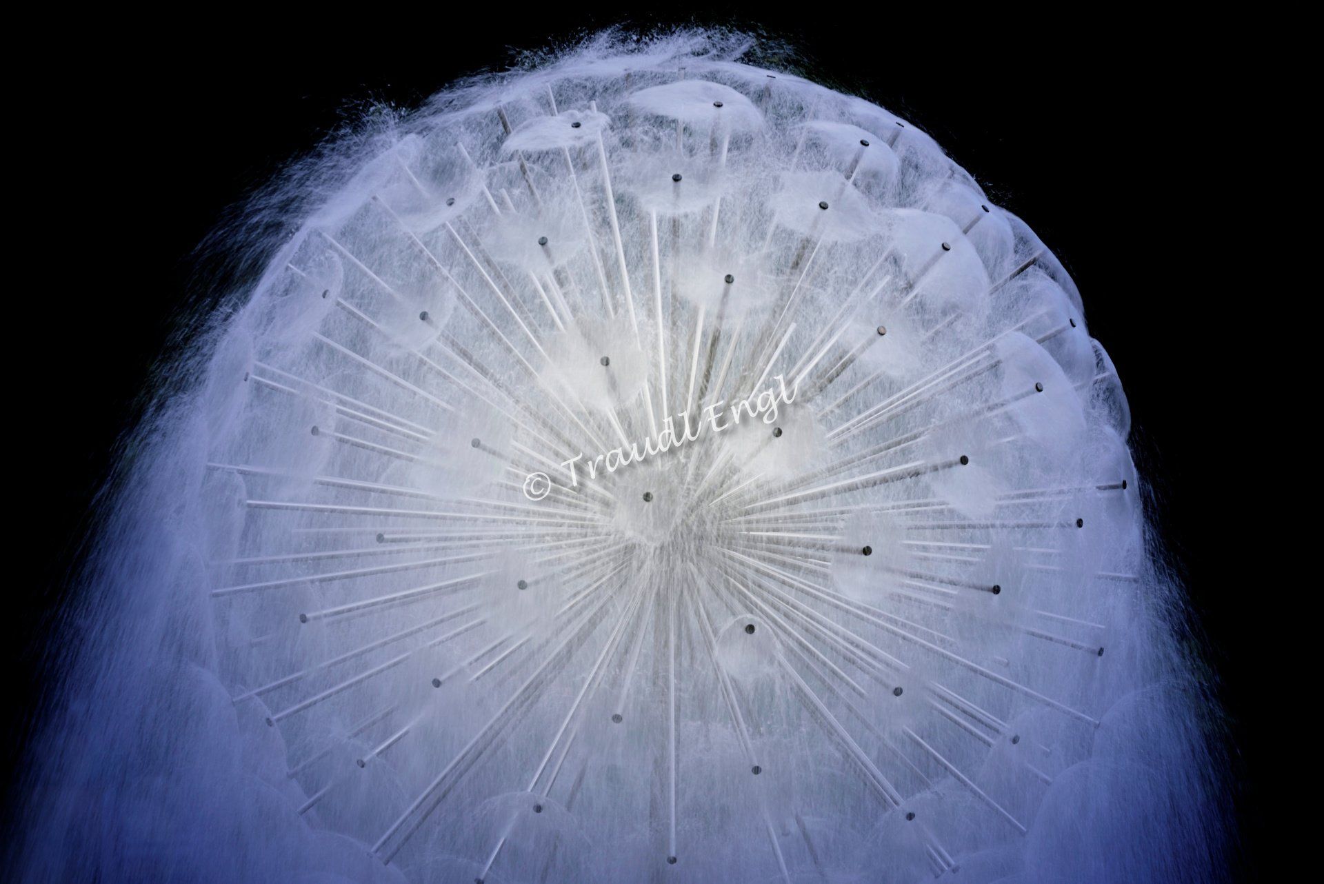 Zierbrunnen, Wasserinstallation, Wasserskulptur, Wasserspiel, Springbrunnen Detail, Zierbrunnen, bewegtes Wasser, Traudl Engl