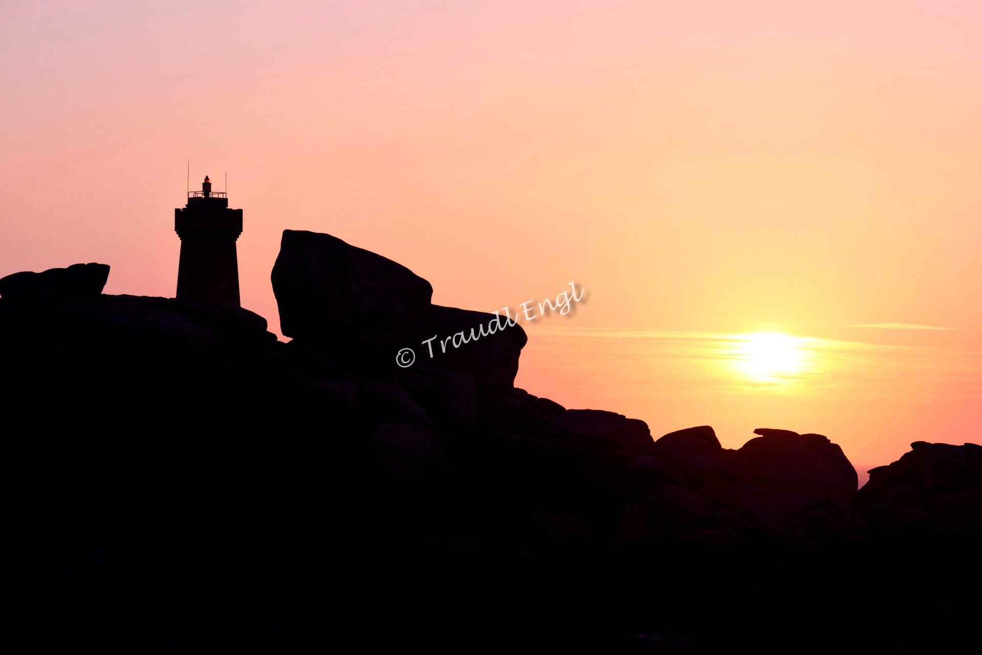 Meeresküste, Küstenlandschaft, Felsenküste, Silhouette, Leuchtturm, Min Ruz, Sonnenuntergang, Abendstimmung,  Rosa Granitküste im Gegenlicht, Bretagne, Frankreich, Europa, Traudl Engl