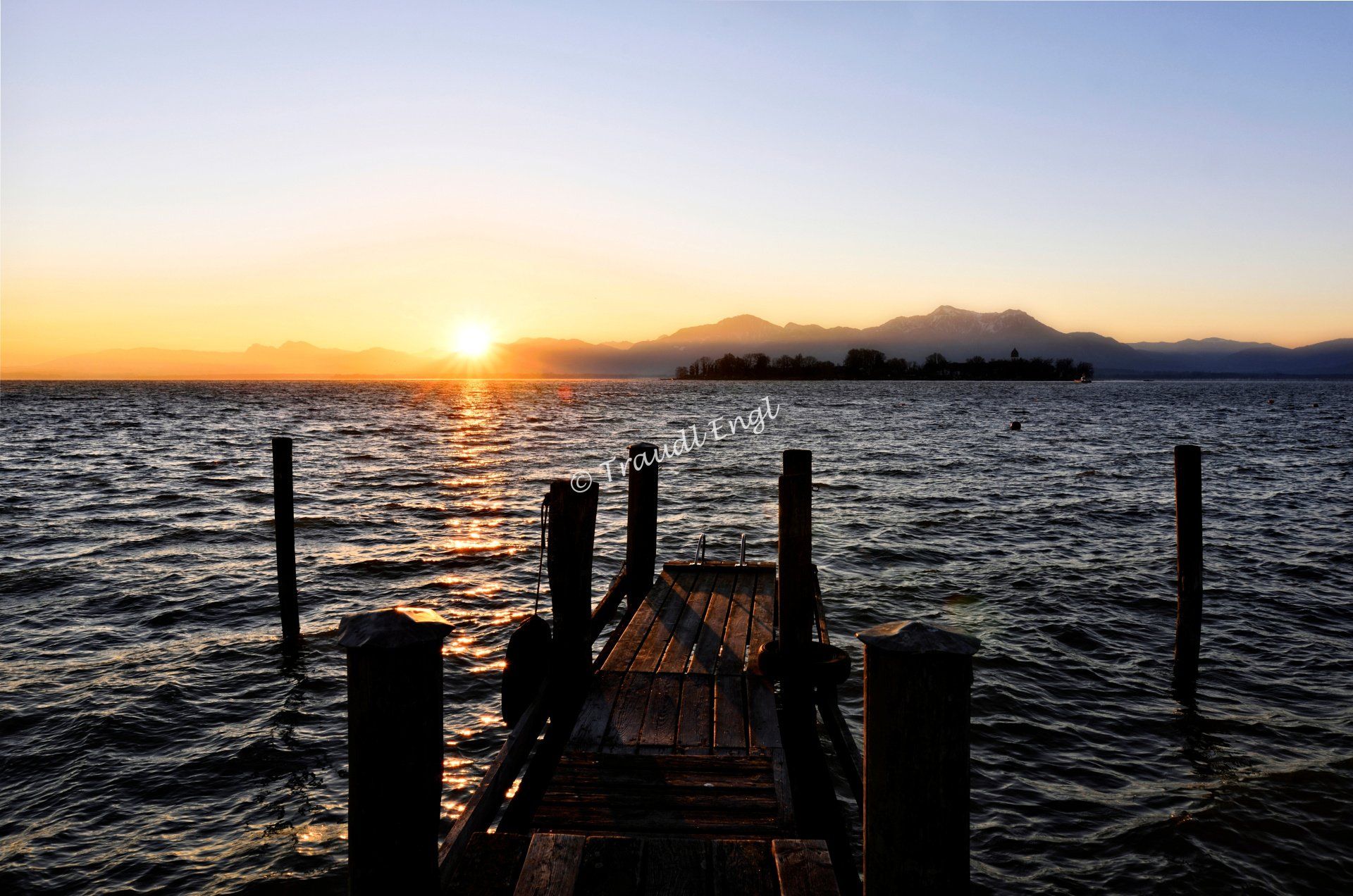 Bootssteg, Chiemsee, Bayerisches Meer, Morgensonne, erste Sonnenstrahlen, Morgenstimmung, bewegtes Wasser, Chiemgau, Bayern, Deutschland, Europa, Traudl Engl