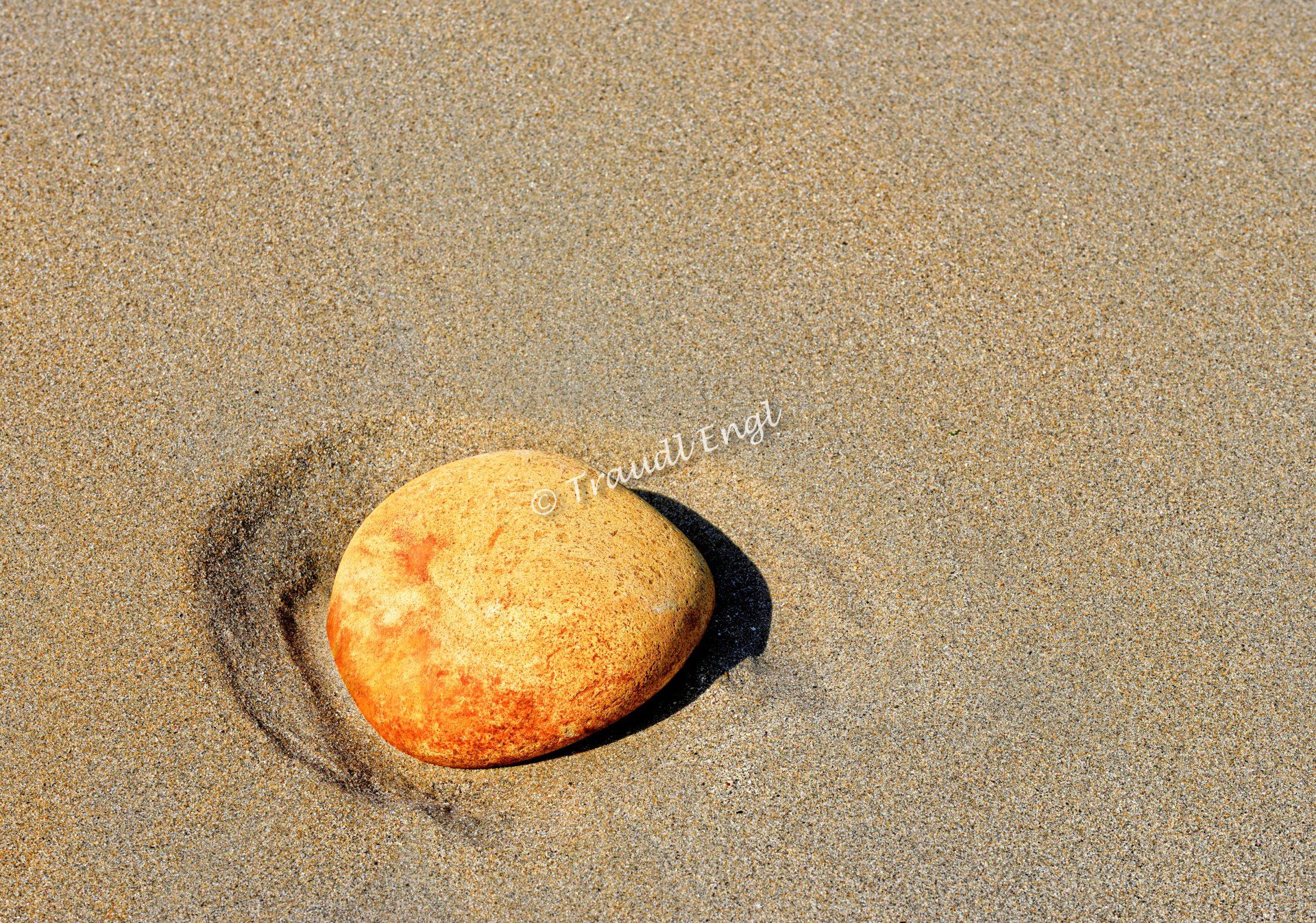 Strandkiesel, Sandstrand Detail, Kieselstein, Stein, gelblich-beige-sandfarben, Traudl Engl