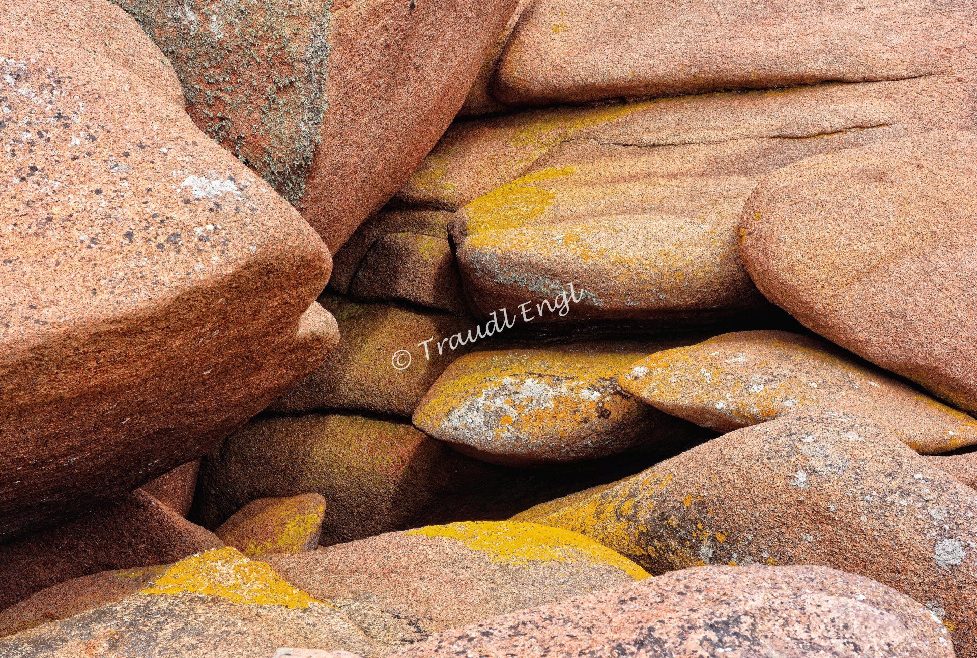 rosa Granitgestein, Fesbrocken übereinander geschichtet, Rosa Granitküste Detail, Bretagne, Frankreich, Europa, Traudl Engl