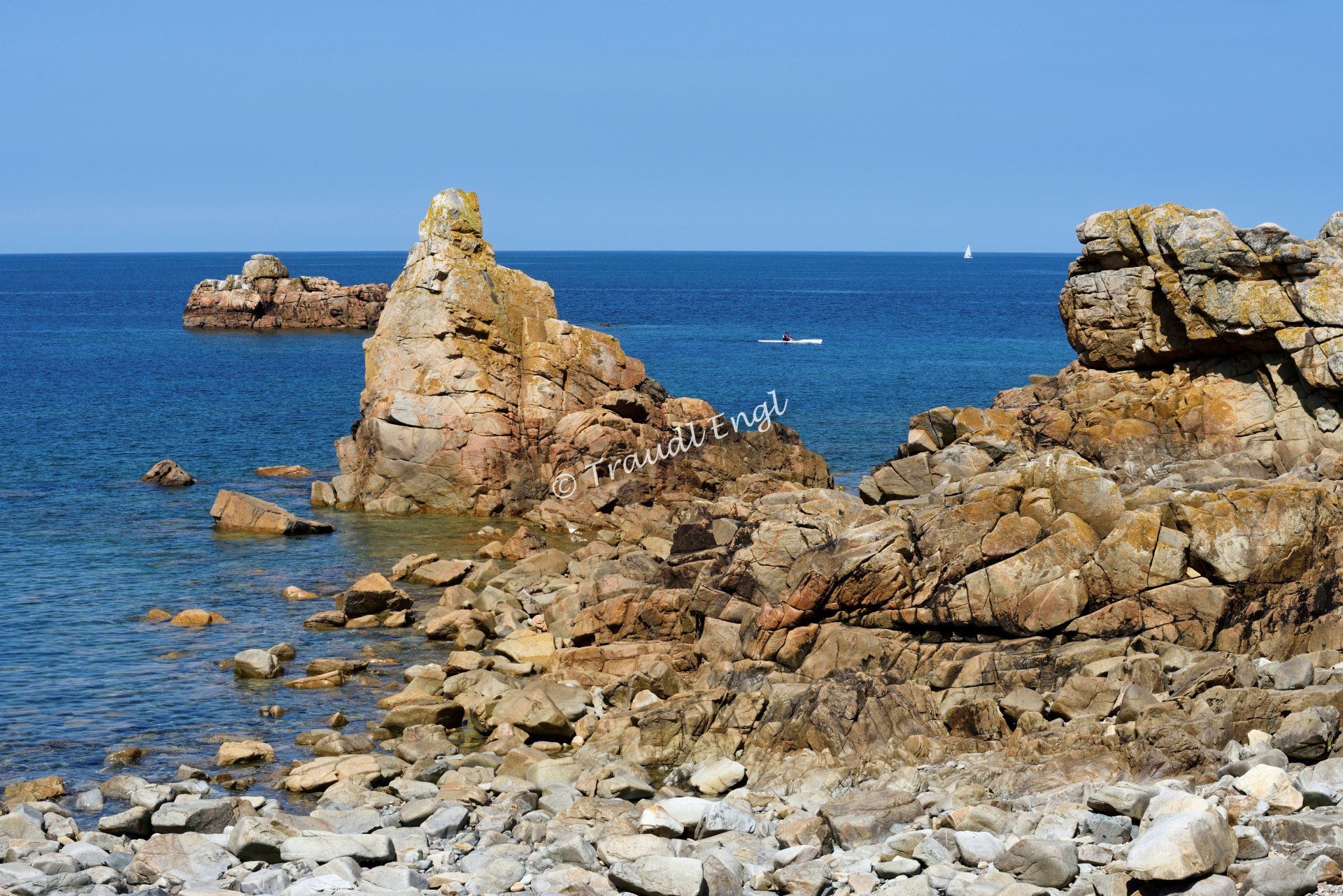 Meeresküste, Felsenküste, Steinküste, Rosa Granitküste, Kanu, Bretagne, Frankreich, Europa, Traudl Engl