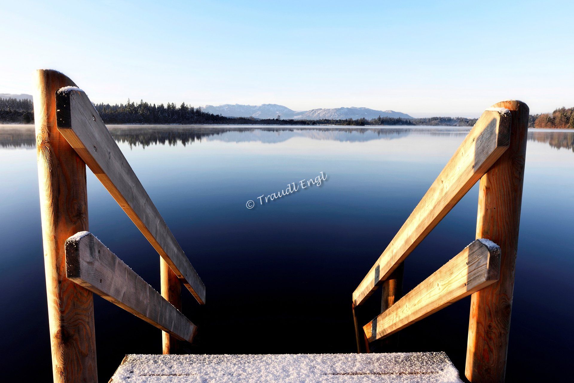 Seenlandschaft, Moorsee, Badesteg, erster Schnee, Natursee, Kirchsee, Bayern, Deutschland, Europa, Traudl Engl