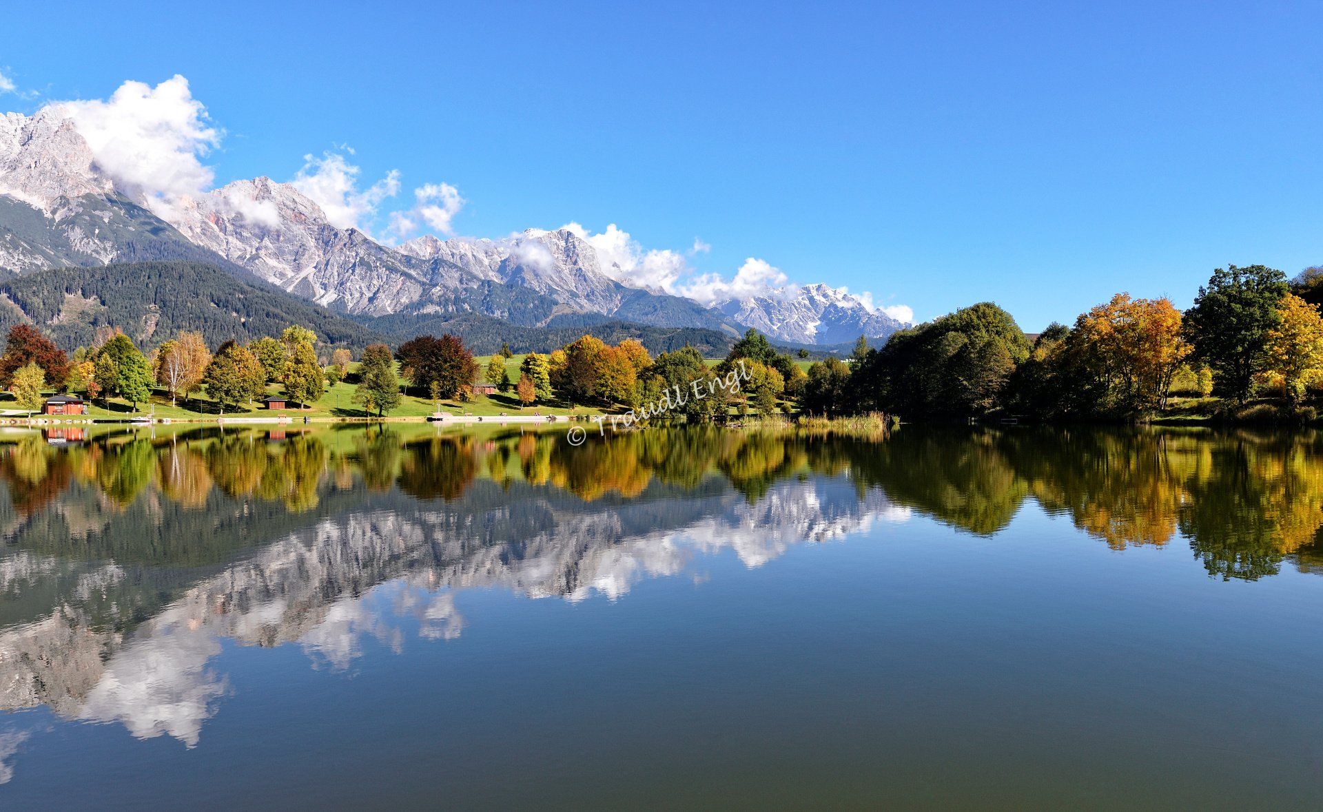 Gebirgslandschaft, Naturbadesee, Herbstfärbung, Blick zum Steinernen Meer, Wasserspiuegelung, Ritzensee, bunter Herbst, Salzburger Land, Österreich, Europa, Traudl Engl