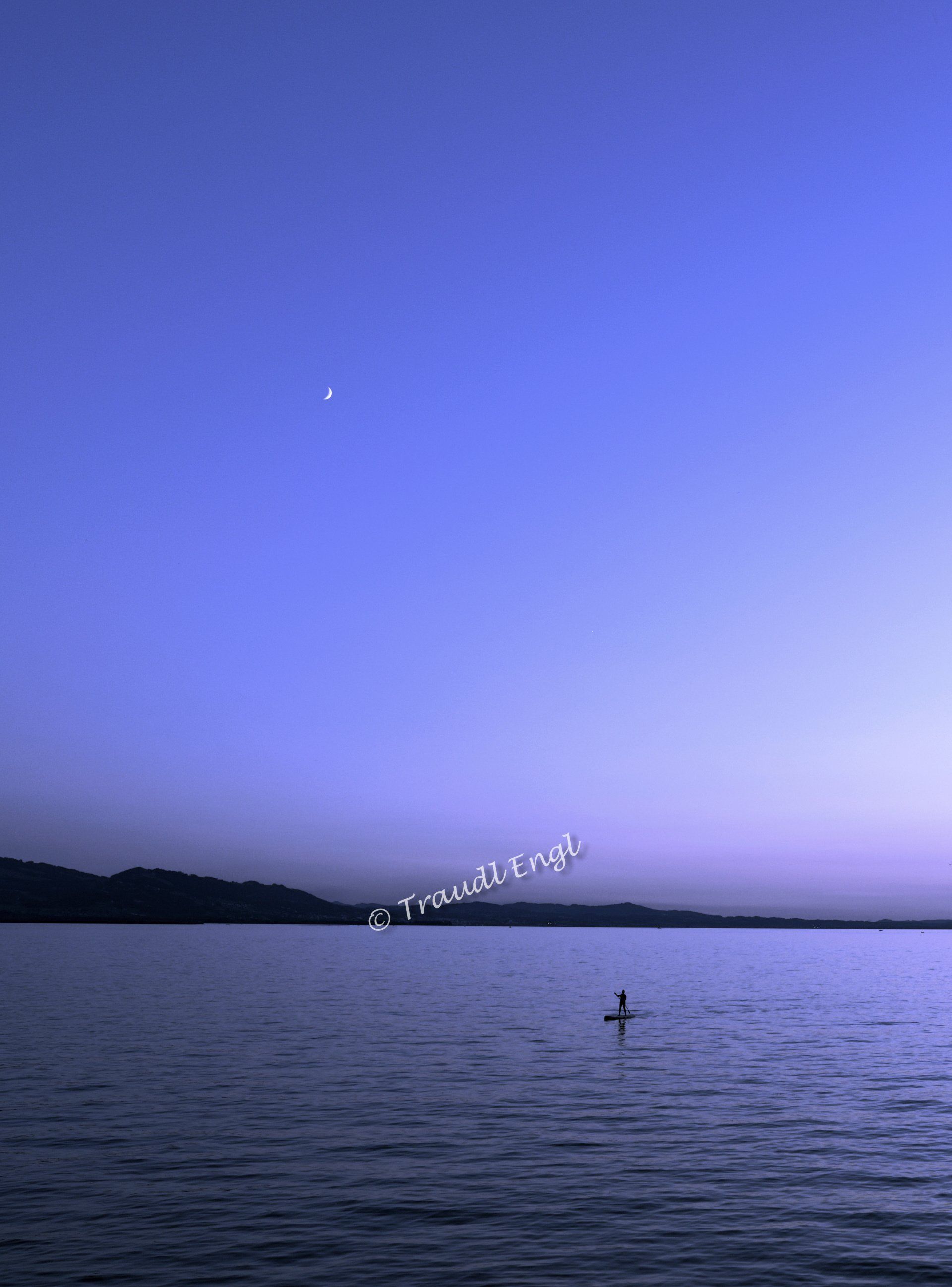 Mondpaddler, Abendstimmung, Blaue Stunde, Ruhe auf dem See, Stand Uo Paddler, Binnengewässer, Bodensee, Bayern, Deutschland, Europa, Traudl Engl