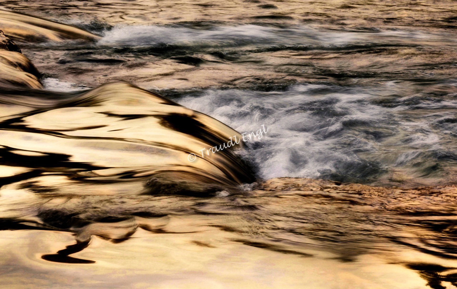 Wasserfall, Flussschnelle, Fließgewässer, Fluss Detail, Gewässer, weiß-grau-golden-kupfer, Traudl Engl