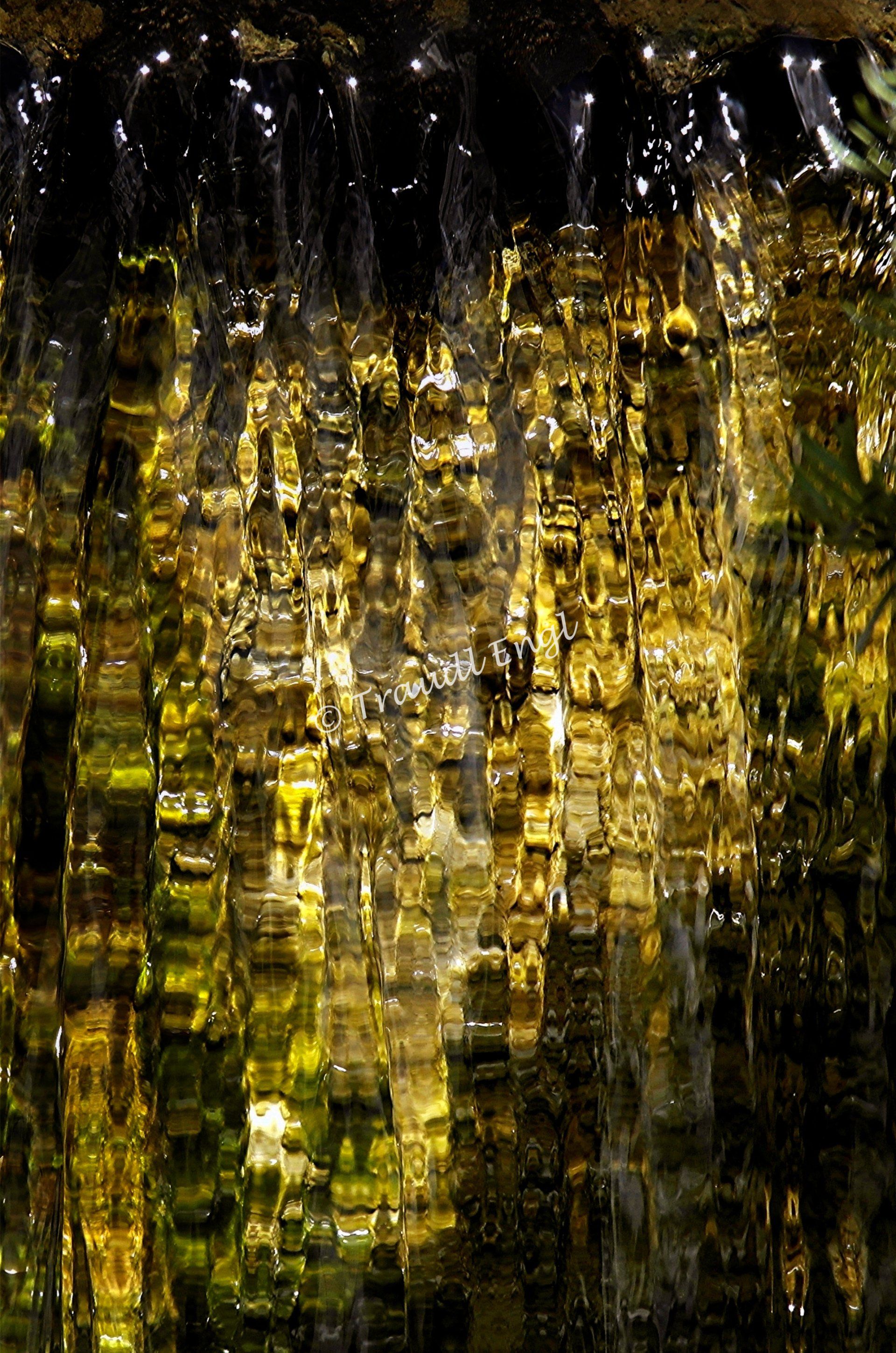 Wasserfall, Bachlauf Detail, Wasserspiele, schwarz-gold-grün-beige, Traudl Engl