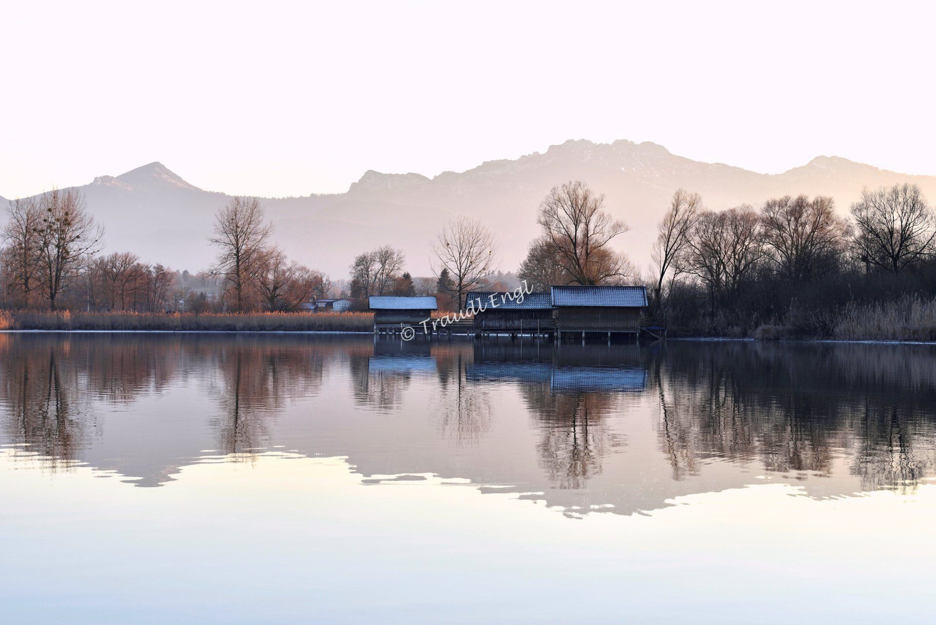 Seenlandschaft, Nachmittagssonne am Chiemsee, Chiemgauer Berge, Bergsilhouette, Kampenwand Silhouette, Bootshäuser, Schafwaschener Bucht,Winter, Bayern, Deutschland, Europa, Traudl Engl
