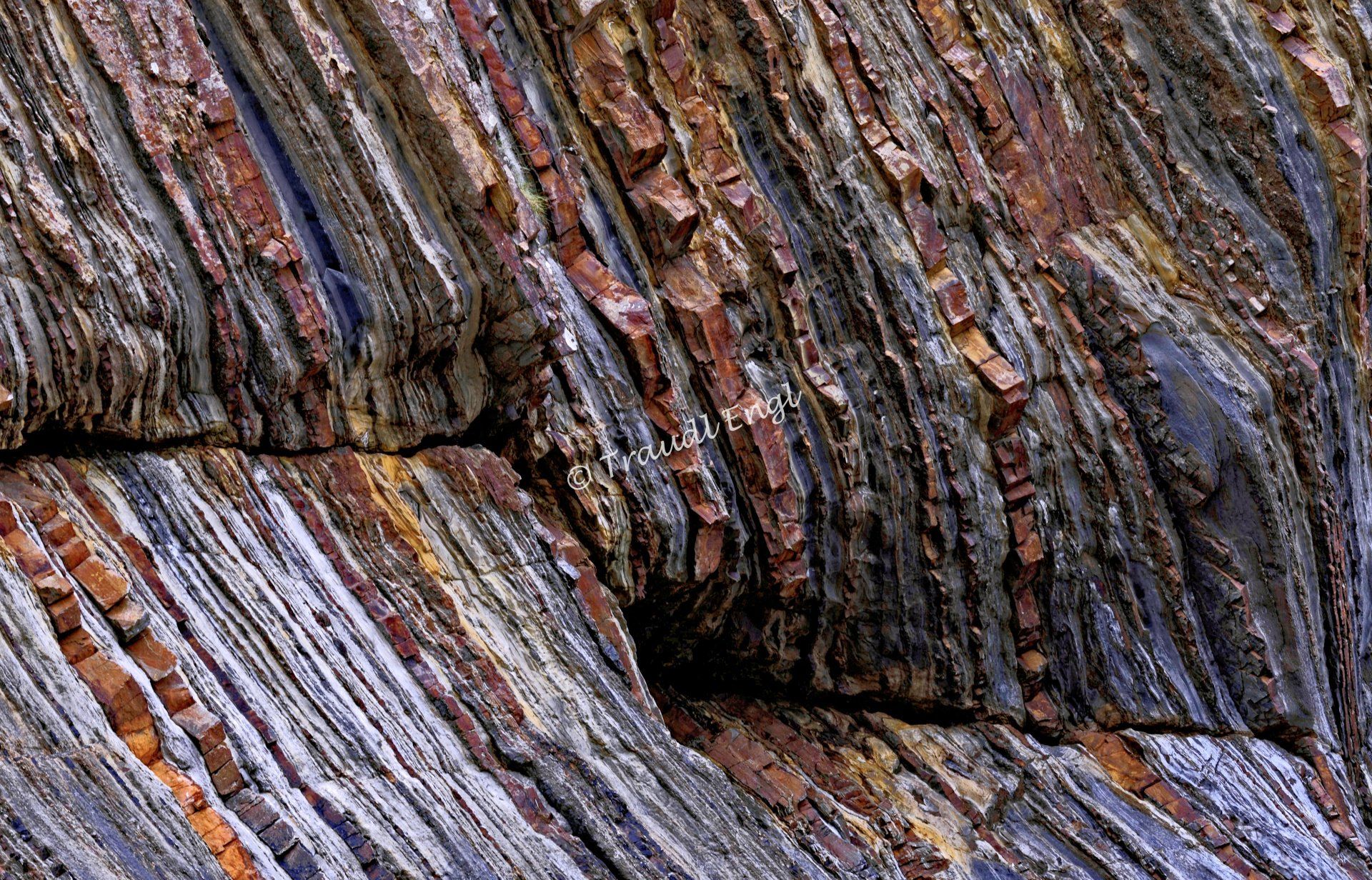 Felsen Detail, Gesteinsschichten schräg, Küstenfelsen, Traudl Engl