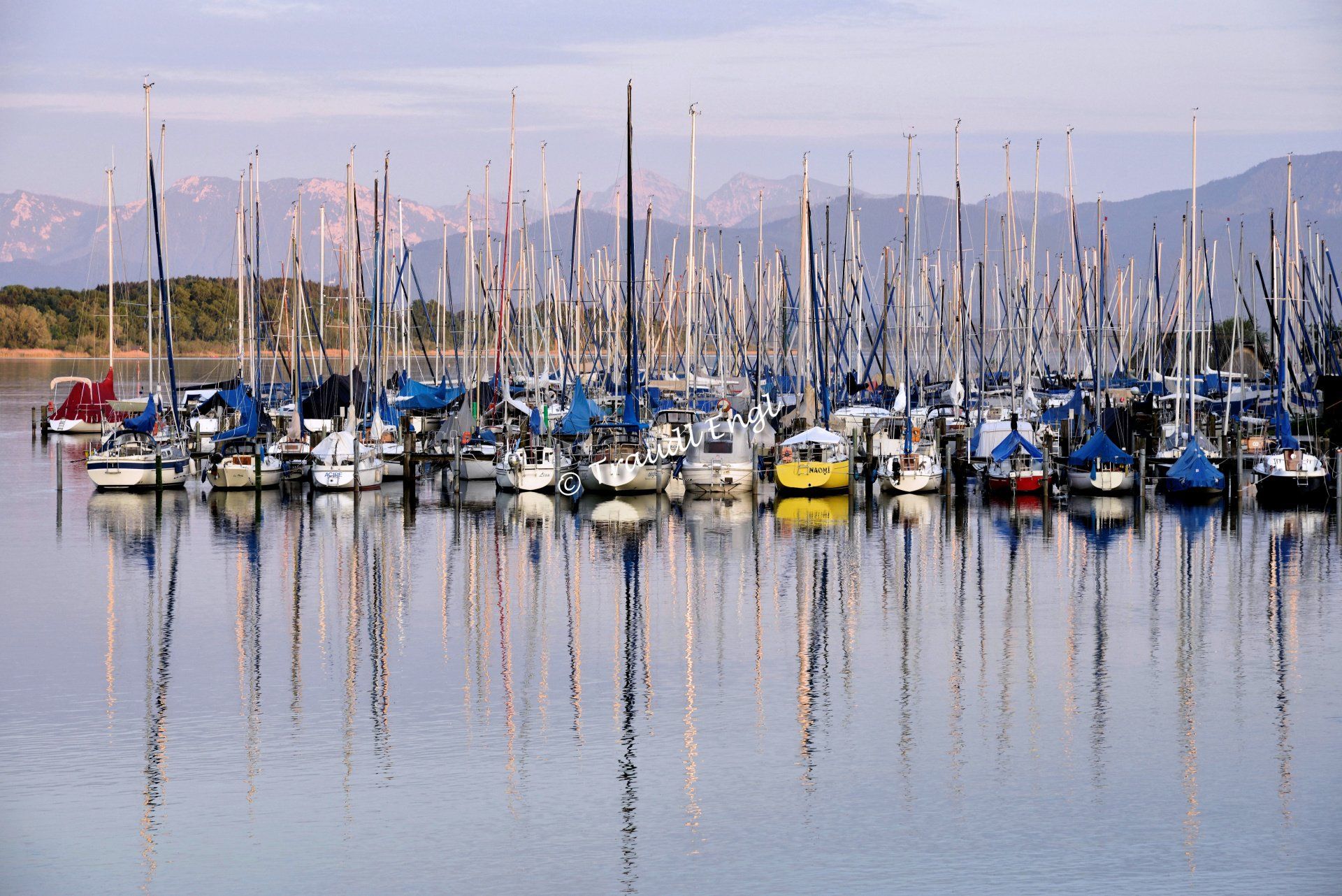 bayerische Seenlandschaft, Segelboote, Seglerhafen, Segelmasten, Wasserspiegelung, Chiemgauer Berge, Chiemsee, Bayerisches Meer, Chiemgau, Bayern, Deutschland, Europa, Traudl Engl