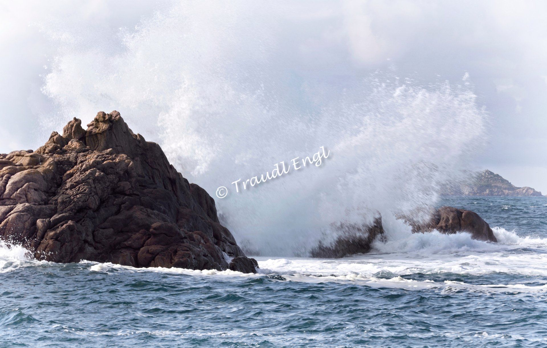 Meeresküste, Meeresbrandung, Meereswellen, Gischt, Granitfelsen, Felseninseln, Rosa Granitküste, Bretagne, Frankreich, Europa, Traudl Engl