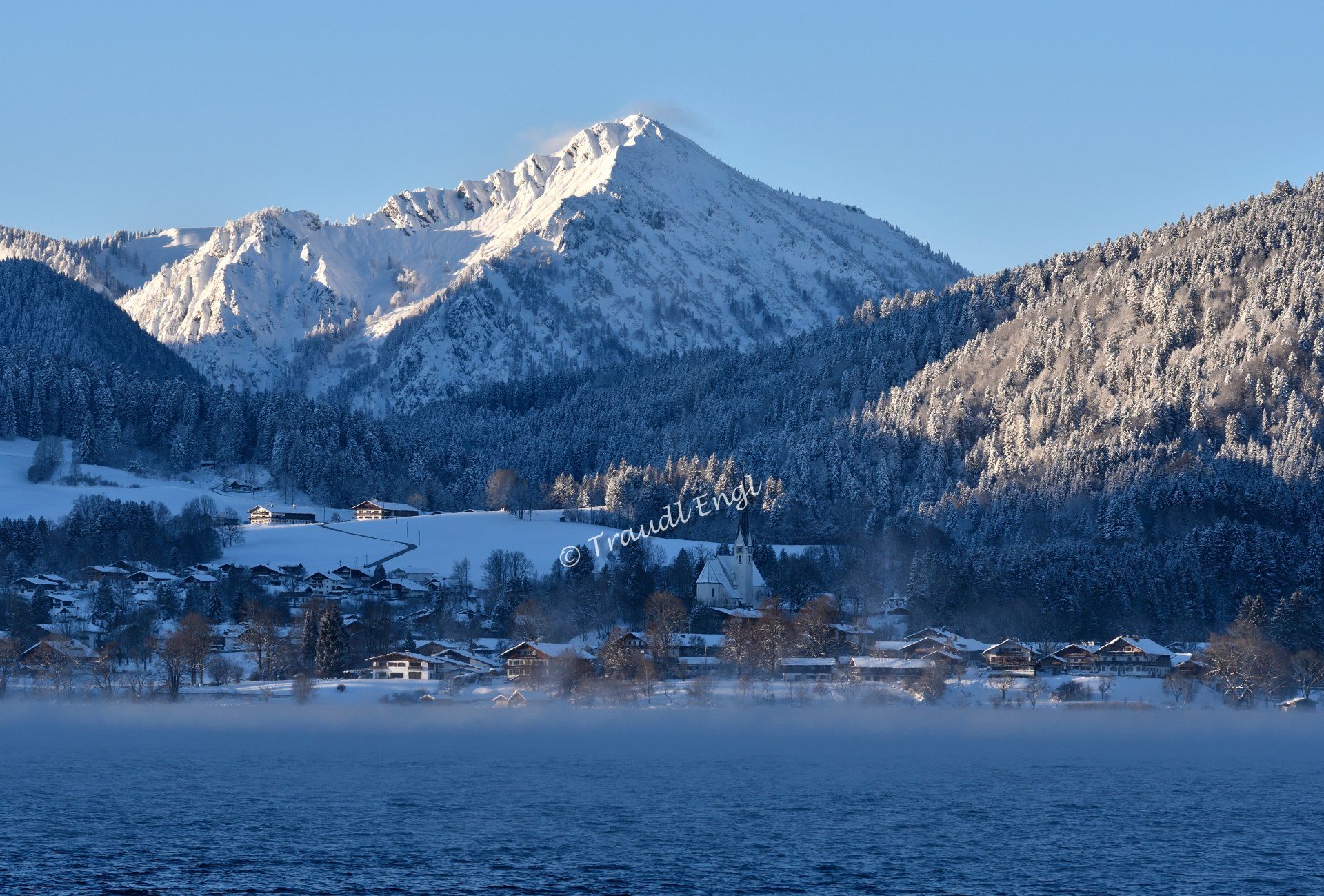 Winterlandschaft, Tegernsee, Blick auf Bad Wiessee, Nebel aufsteigend, Morgennebel, Berge im Schnee, Bayern, Deutschland, Europa, Traudl Engl