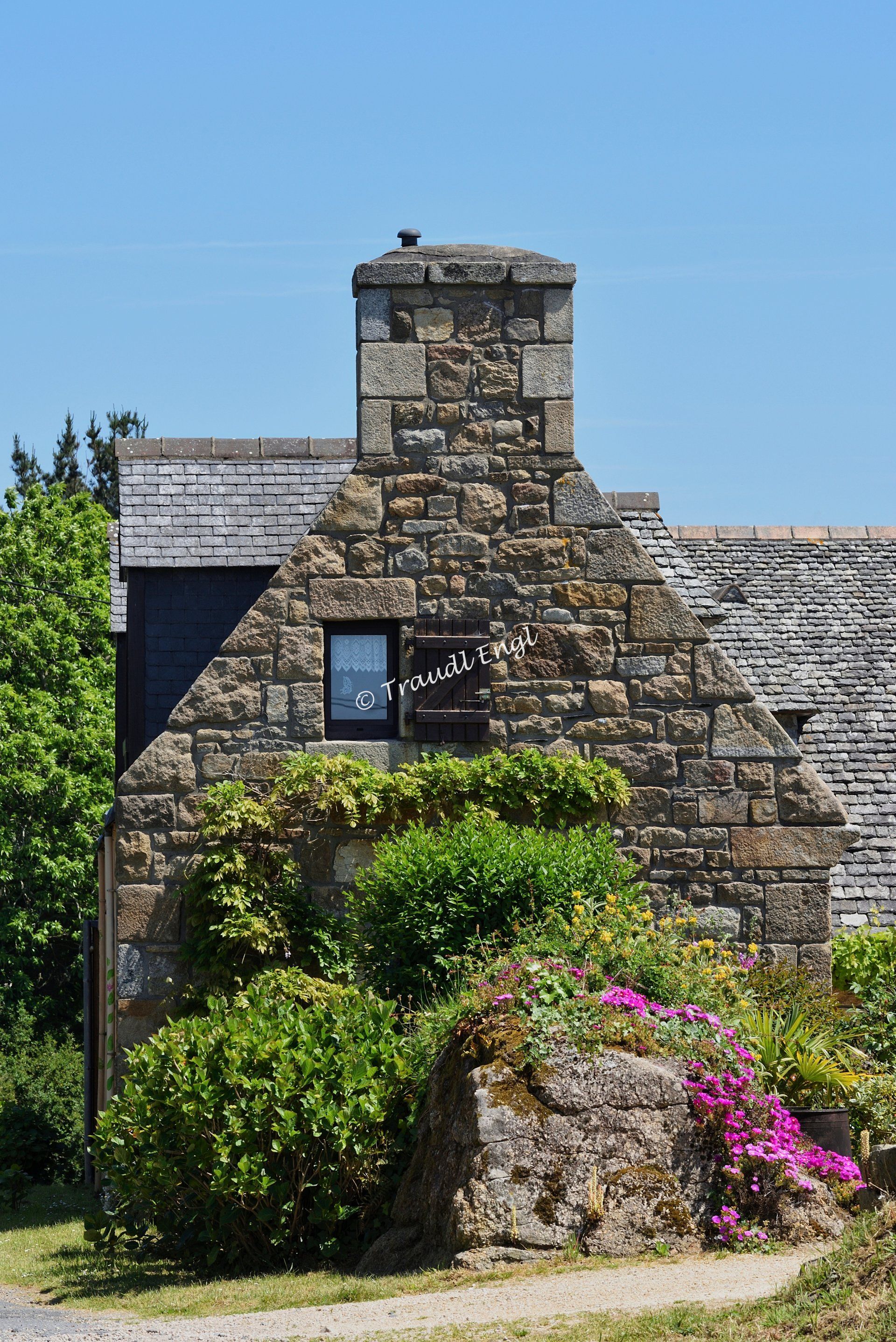 ländliches Wohnhaus, Natursteinhaus, Granitsteinhaus, Hausfassade mit Gartenbegrünung, Bretagne, Frankreich, Europa, Traudl Engl