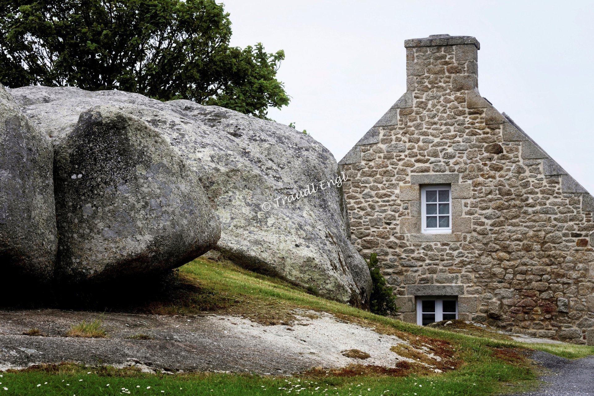 Natursteinhaus, Granitfassade, Haus an Felsblock gebaut, Steinkolosse im Garten, Steingarten, Felsblöcke, Bretagne, Frankreich, Europa, Traudl Engl