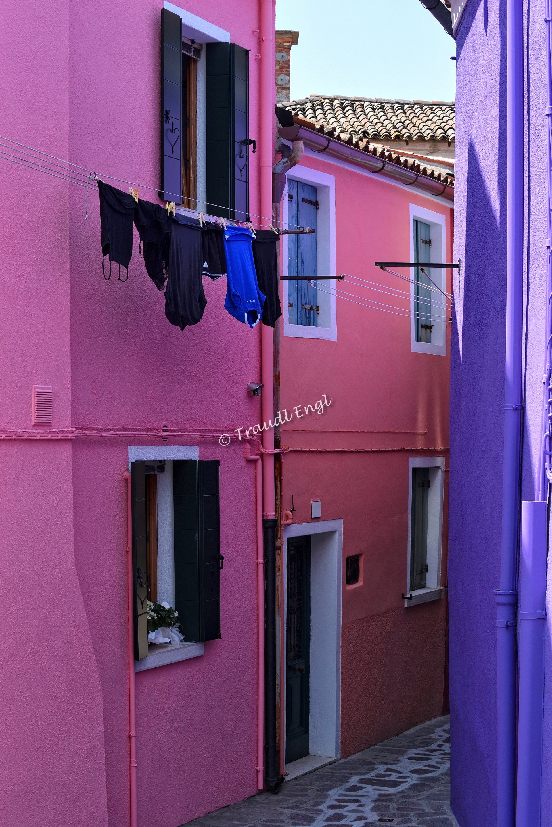 Häuserfassaden bunt, bunte Hausfassaden pink und violett, Häuseransicht, aufgehängte Wäsche, Venedig Burano, Insel Burano, Venetien, Italien, Europa, Traudl Engl
